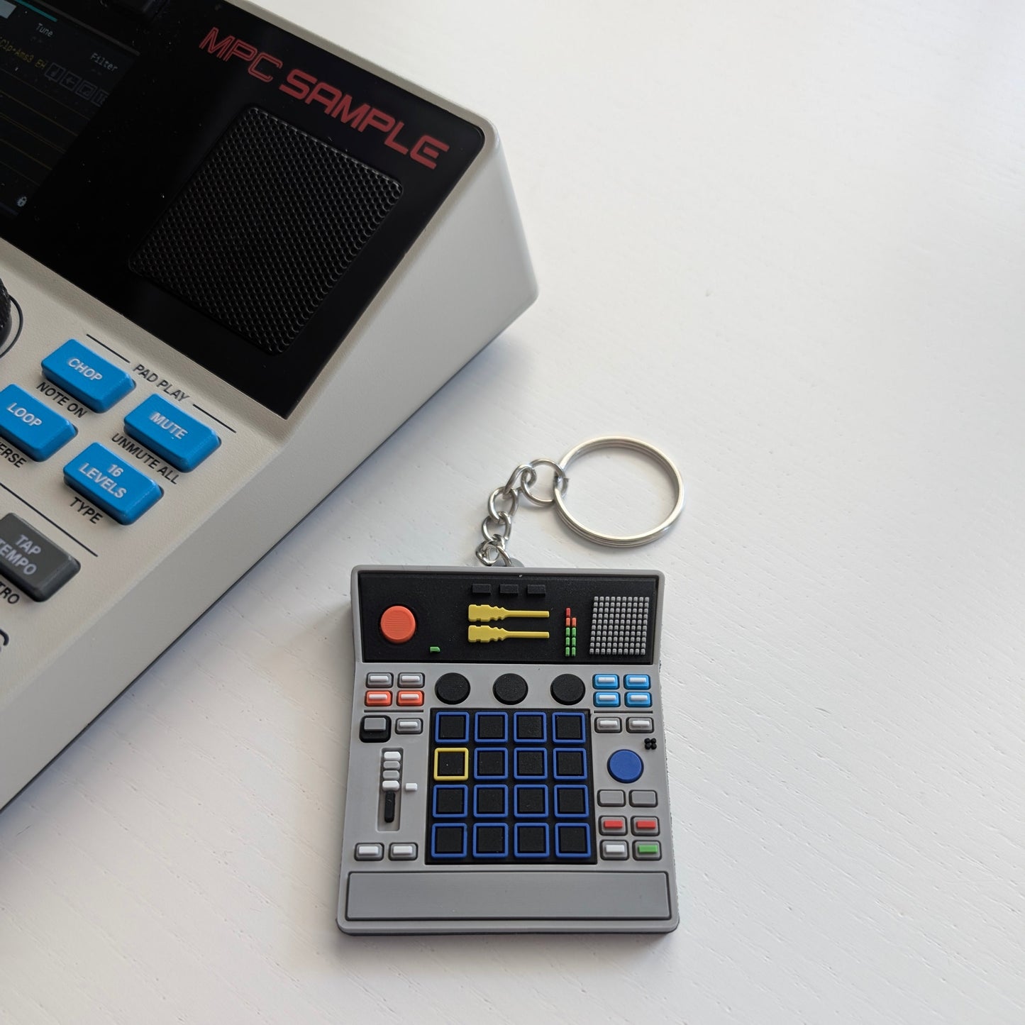 🔥NOWOŚĆ🔥"MPC SAMPLE" DUŻY BRELOK Z SUPER DETALAMI 